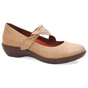 Dansko Womens Deidra Sand Full Grain Shoes, Size 40 M   2201 037800