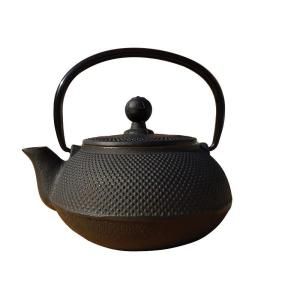 Old Dutch 20 oz. Cast Iron Sapporo Teapot in Matte Black 1016MB