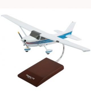 Cessna Model 172 Skyhawk   1/24 scale model Toys & Games