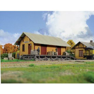Walthers Cornerstone Series&#174 HO Scale Golden Valley Freight House Kit 8 3/8 x 3 3/8 x 3 1/4" 20.9 x 8.4 x 8.1cm Toys & Games