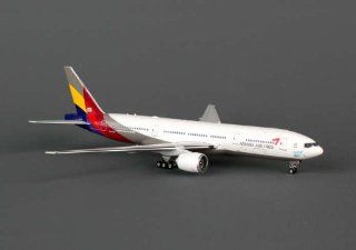 Phoenix Asiana Visit Korea B777 200ER Model Airplane Toys & Games