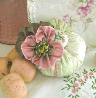 CRAB APPLE HILL PATTERN   Button Bon Bon Pincushion   by Crab Apple Hill   Item #820  Other Products  