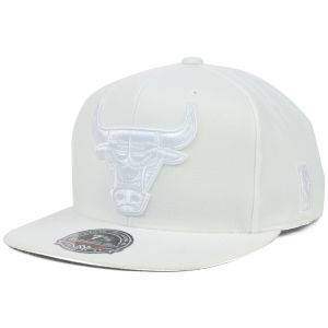 Chicago Bulls Mitchell and Ness NBA Under White Fitted Hat