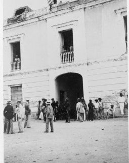 1898 photo Custom House, Port Ponce Civilians and American soldiers outside t e1  