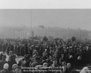 1917 photo Crowd with banners, in square during May Day celebration, Saint Pe e3  
