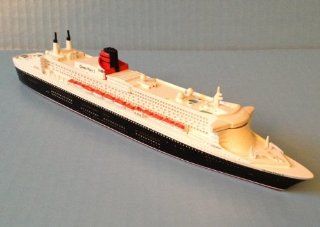 QUEEN MARY 2 Cunard Line cruise ship model in scale 11250, Souvenir Series Toys & Games